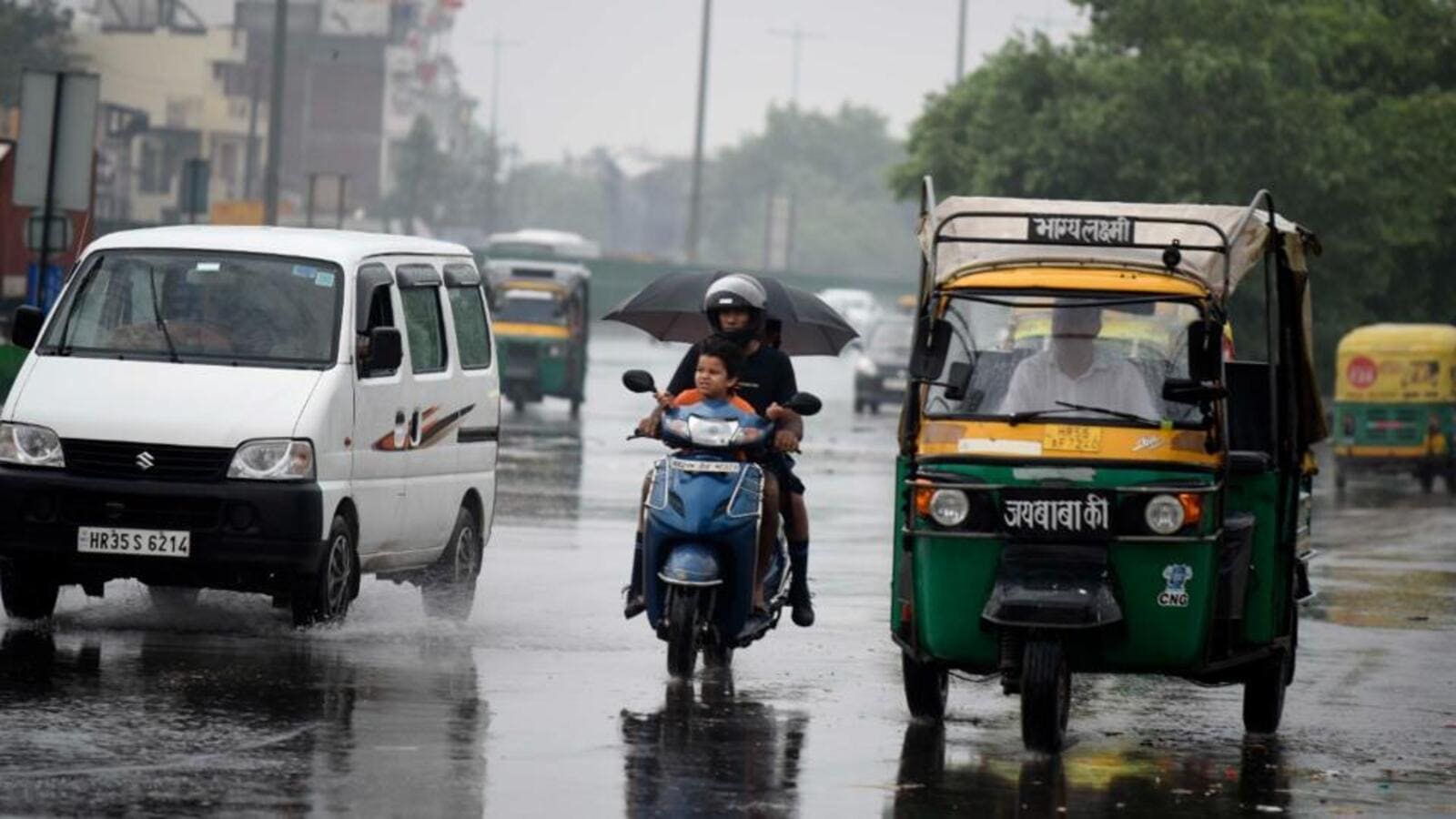 Heavy rainfall lashes Delhi NCR, brings down temperature considerably ...