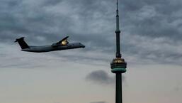 Um avião decola do aeroporto Billy Bishop depois que o primeiro-ministro do Canadá, Justin Trudeau, anunciou que os passageiros exigirão a vacinação contra o Covid-19 para serviços aéreos, marítimos e de trem interprovincial, em Toronto, Ontário, Canadá.  (REUTERS)