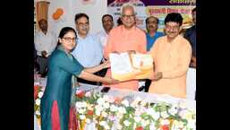 Kapil Dev Agrawal, minister of state (independent charge) vocational training and Kaushal Vikas and MLA Neeraj Bora distributing appointment letters at Rozgar Mela in Lucknow on Thursday.  (HT Photo)