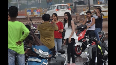 Youngsters enjoying the weather and the light drizzle in Lucknow on Thursday. (HT Photo)