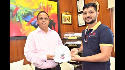 Kumar Keshav handing over his safety helmet to a maintainer. (Sourced)