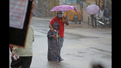 On Thursday, many parts of Pune city reported light rainfall between 6 pm till 8:30 pm. (Ravindra Joshi/HT PHOTO)