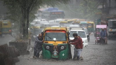 The heavy rain created major inconvenience for commuters. ((Sanchit Khanna))