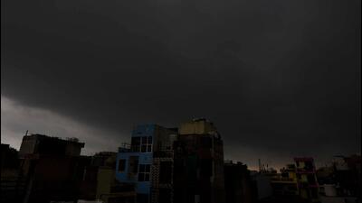 An overcast sky seen on the outskirts of Delhi on Thursday morning. (HT Photo)