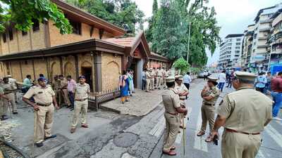 Security beefed up in Thane to avoid violence and untoward incidents on the backdrop of Eknath Shinde returning to Mumbai. The police have also intensified security at each police station level, especially outside the Shiv Sena Shakhas and offices, while Quick Response and Riot Control teams are also on stand-by. (PRAFUL GANGURDE/HT PHOTO)