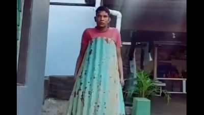 The image is taken from the viral video that shows the man doing catwalk with a random object. (Twitter/@shermont_22)