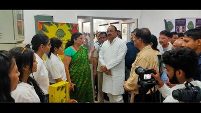 Jyotsana Kaur Habibullah with agriculture minister Dinesh Pratap Singh at the exhibition (HT Photo) Jyotsana Kaur Habibullah with agriculture minister Dinesh Pratap Singh at the exhibition (HT Photo)