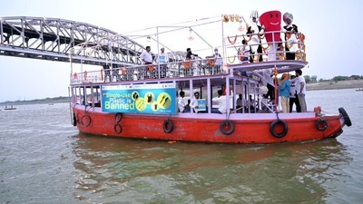 Volunteers spreading awareness about shunning the single-use plastic in Varanasi. (HT Photo)