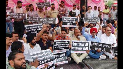 Protesters holding a demonstration against the Agnipath recruitment scheme in Amritsar on Thursday. (Sameer Sehgal/HT) Protesters holding a demonstration against the Agnipath recruitment scheme in Amritsar on Thursday. (Sameer Sehgal/HT)