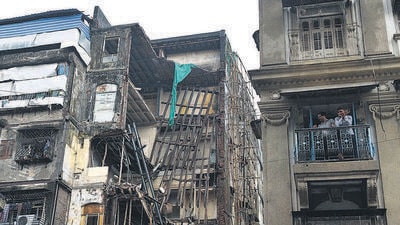 A portion of a vacated ground-plus-four storey building collapses while repair work was underway at Badam Wadi, Kalbadevi, in Mumbai on Thursday. (Bhushan Koyande/HT Photo)