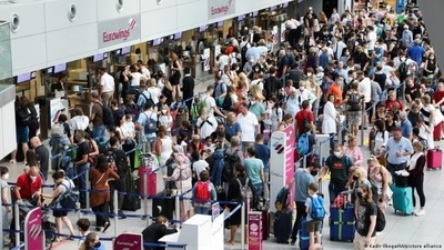European airports do not have enough staff to deal with a surge in post-pandemic travel (Kadir Ilboga/AA/picture alliance ) European airports do not have enough staff to deal with a surge in post-pandemic travel (Kadir Ilboga/AA/picture alliance )