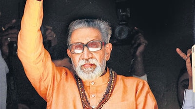 MumbaiÖ23 January 2011Ö News. Shiv Sena chief Balasaheb Thackeray gives blessings to Sena supporters at Matoshree on his 85th birthday. HT Photo by Prasad Gori. 23/01/2011 (HIndustan Times) MumbaiÖ23 January 2011Ö News. Shiv Sena chief Balasaheb Thackeray gives blessings to Sena supporters at Matoshree on his 85th birthday. HT Photo by Prasad Gori. 23/01/2011 (HIndustan Times)