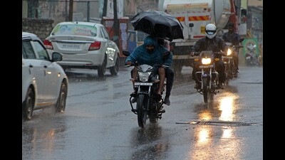 Motorists wade through rain in Jambhulwadi on Thursday. (Ravindra Joshi/HT PHOTO) Motorists wade through rain in Jambhulwadi on Thursday. (Ravindra Joshi/HT PHOTO)