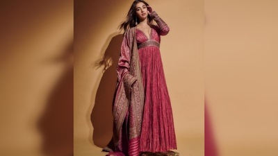 Pooja Hegde's outfit comes with a heavy embellished dupatta and she teamed the look with dazzling juttis. (Instagram/@hegdepooja)