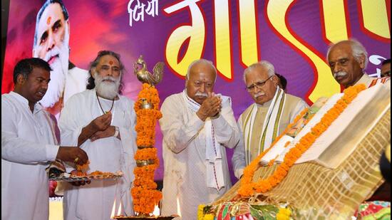 RSS chief Mohan Bhagwat, Haryana CM Manohar Lal Khattar and governor Bandaru Dattatreya inaugurate a statue of Lord Krishna’s colossal form at Jyotisar in Kurukshetra on Thursday. (HT Photo)