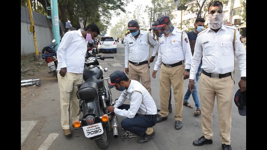 The Pimpri-Chinchwad police have launched a drive to book bikers tinkering with original silencer pipes of heavy-duty two-wheelers causing noise pollution in the city. (HT FILE PHOTO)