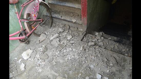 Plaster of the third floor of Pitru Krupa building in Dombivli fell on Wednesday. There are 1,872 residents living in dangerous buildings in Kalyan Dombivli and they are demanding a proper policy from the KDMC (PRAMOD TAMBE/HT PHOTO)