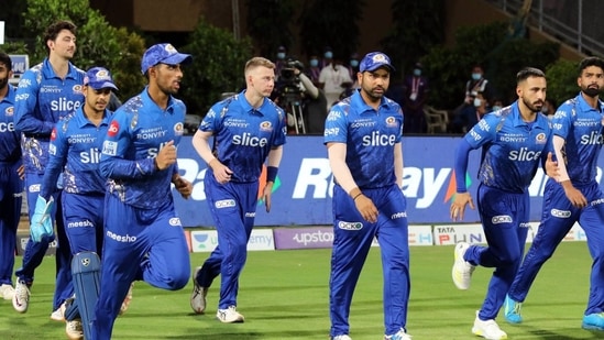 Mumbai Indians in action against Rajasthan Royals in IPL 2022 game(IPLt20.com)