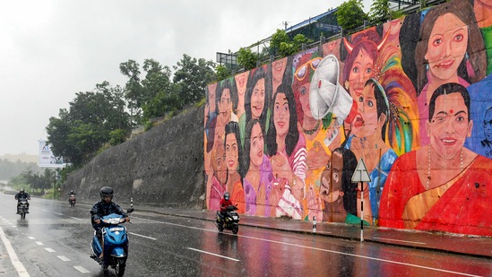 Commuters drive through the Kazhakoottam-Karode bypass during rainfall, in Thiruvananthapuram in Kerala.(PTI)