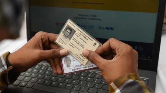 PAN-Aadhaar linking last date today; <span class='webrupee'>?</span>1,000 penalty from July 1(Photo by Satish Bate/HT)