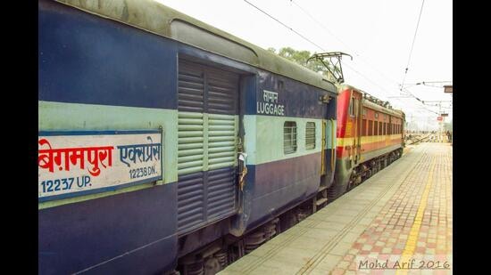 Women looted in moving train, FIR registered (Pic for representation) Women looted in moving train, FIR registered (Pic for representation)
