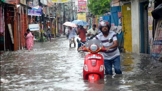 Waterlogging after heavy rain in Patna on Wednesday. (HT Photo)