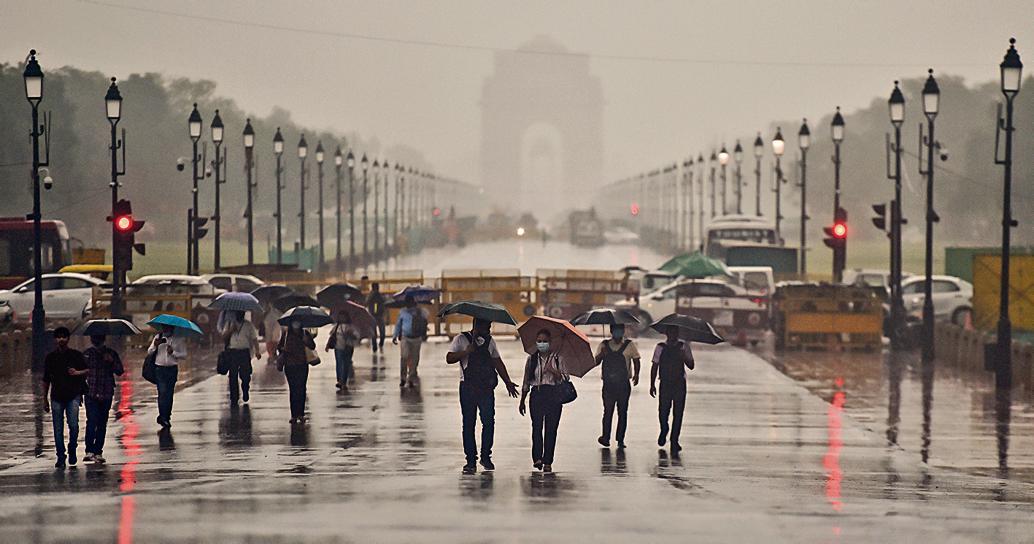 Commuters during heavy rain near India Gate at Rajpath in New Delhi, India, on Thursday, June 30, 2022. (Photo by Raj K Raj/Hindustan Times) Commuters during heavy rain near India Gate at Rajpath in New Delhi, India, on Thursday, June 30, 2022. (Photo by Raj K Raj/Hindustan Times)