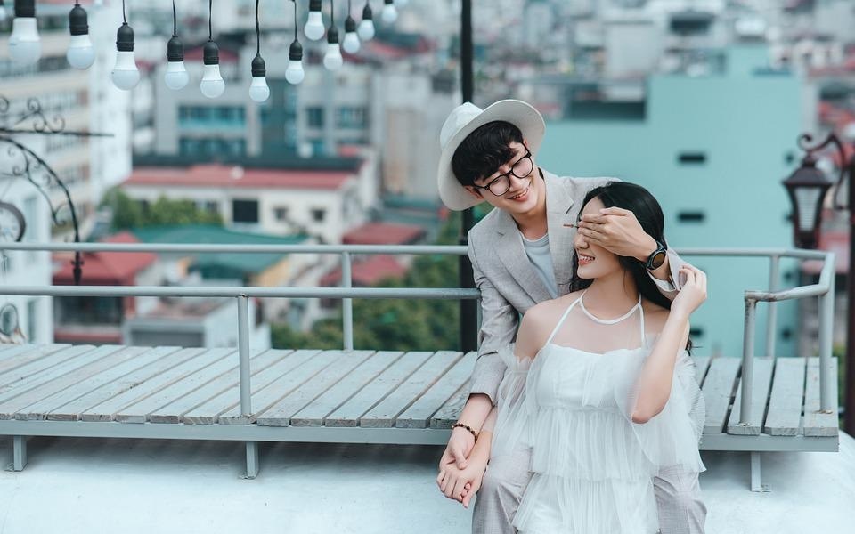 Do you get way too excited about receiving bare minimum in relationship? (Pixabay)