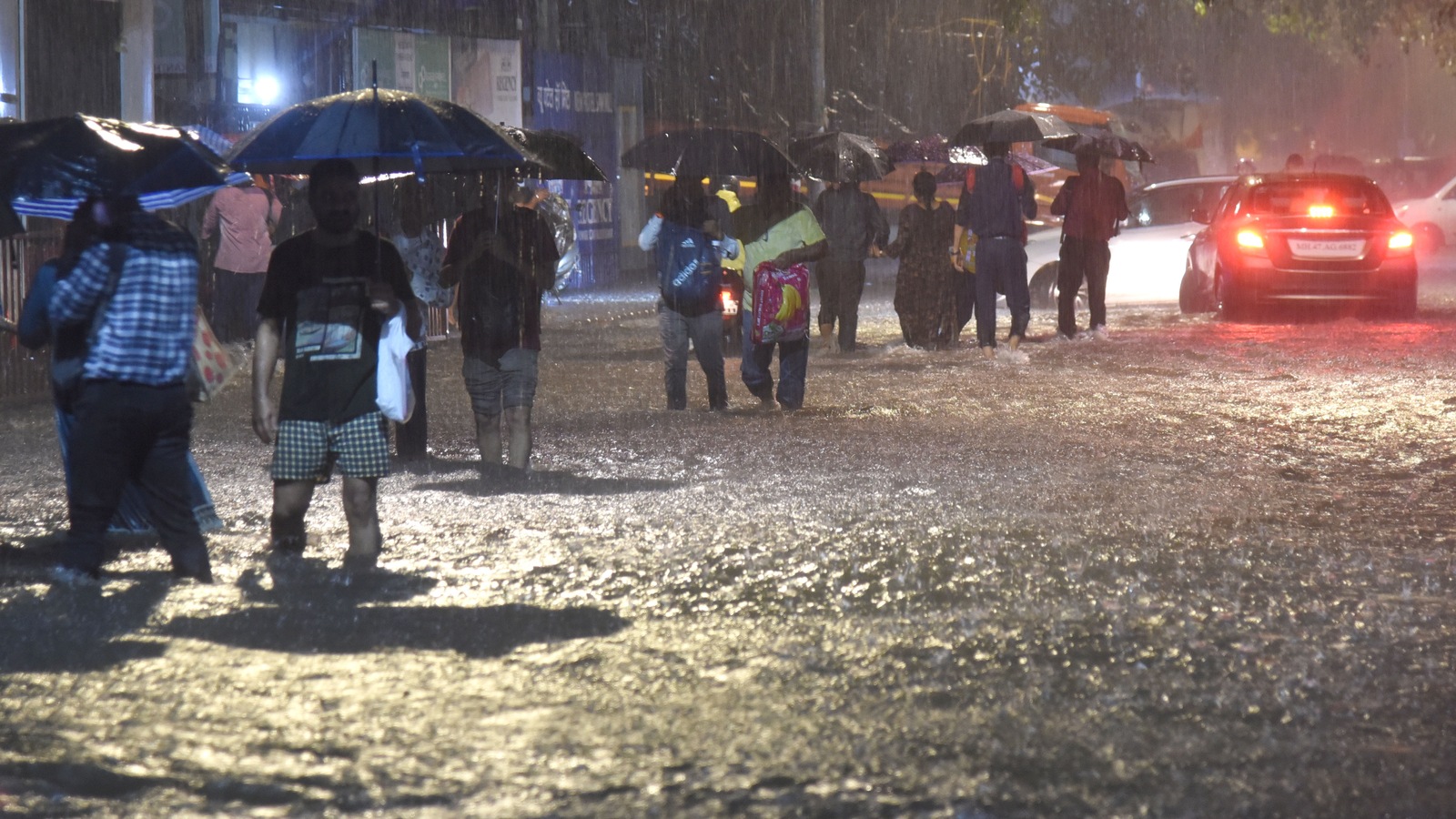 Heavy downpour causes waterlogging in several parts of Mumbai, IMD issues orange alert