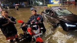मुंबई, 30 जून (एएनआई): मुंबई में गुरुवार को भारी बारिश के दौरान अपने वाहन के फंस जाने पर जलजमाव वाली सड़क से गुजरते लोग।  (एएनआई फोटो)