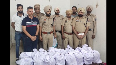 Four held with 17 kg heroin in Gurdaspur; Pakistan link suspected Four held with 17 kg heroin in Gurdaspur; Pakistan link suspected