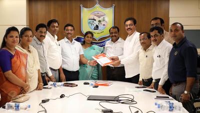 (From fourth right) Former India cricket captain Dilip Vengsarkar, Panvel City Municipal Corporation chief Ganesh Deshmukh, Mayor Kavita Choutmol and House Leader Paresh Thakur after the contract signed by Dilip Vengsarkar Foundation and PCMC in Panvel on Friday. Also present are PCMC officials. (HT PHOTO)