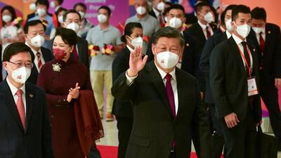 Chinese President Xi Jinping, accompanied by new Hong Kong chief executive John Lee (left), waves goodbye to people seeing him off at the West Kowloon railway station, on the 25th anniversary of the former British colony's handover to Chinese rule in Hong Kong, on Friday. (REUTERS) Chinese President Xi Jinping, accompanied by new Hong Kong chief executive John Lee (left), waves goodbye to people seeing him off at the West Kowloon railway station, on the 25th anniversary of the former British colony's handover to Chinese rule in Hong Kong, on Friday. (REUTERS)