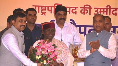 Himachal CM Jai Ram Thakur and BJP chief Suresh Kashyap welcome presidential candidate Droupadi Murmu in Baddi on Friday. (HT Photo)