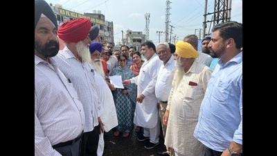 MLA Ashok Prashar Pappi and MC commissioner Shena Aggarwal interacting with members of the transporters union in Ludhiana on Friday. (HT Photo)