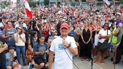 James Topp, a Canadian Forces veteran who marched across Canada protesting against the Covid-19 vaccines mandates, speaks to supporters as he arrives at the Tomb of the Unknown Soldier and the National War Memorial ahead of Canada Day in Ottawa, Ontario, on Thursday. (REUTERS) James Topp, a Canadian Forces veteran who marched across Canada protesting against the Covid-19 vaccines mandates, speaks to supporters as he arrives at the Tomb of the Unknown Soldier and the National War Memorial ahead of Canada Day in Ottawa, Ontario, on Thursday. (REUTERS)