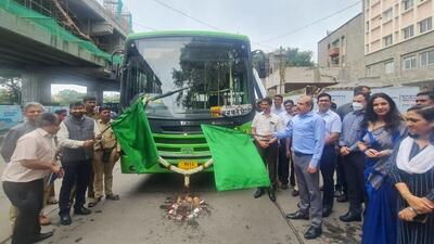 Pune municipal commissioner Vikram Kumar (in blue shirt) during the launch of the project in the city on Friday. (HT PHOTO)