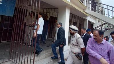 Umakant, who was treated for injuries to his right arm, later said he brought the powder to the court complex for permission to send it for FSL analysis. (HT Photo/Santosh Kumar) Umakant, who was treated for injuries to his right arm, later said he brought the powder to the court complex for permission to send it for FSL analysis. (HT Photo/Santosh Kumar)