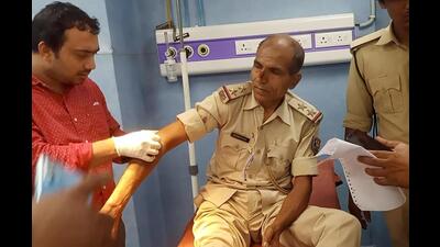The injured policeman at the Patna Medical College and Hospital on Friday. (Santosh Kumar/HT Photo)