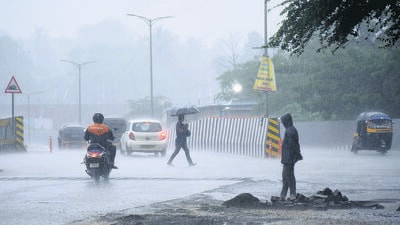 Motorists drive in heavy rain on Marol-Aarey road on Friday. Vijay Bate/HT Photo Motorists drive in heavy rain on Marol-Aarey road on Friday. Vijay Bate/HT Photo