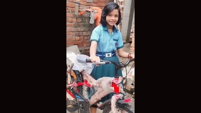 The image that shows a girl with a cycle was shared on Twitter. (Twitter/@Vikash159980) The image that shows a girl with a cycle was shared on Twitter. (Twitter/@Vikash159980)