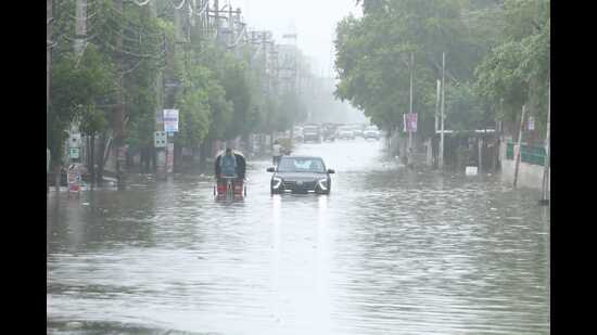 Commuters driving through an inundated Power House Road in Bathinda on Friday. (Sanjeev Kumar/HT) Commuters driving through an inundated Power House Road in Bathinda on Friday. (Sanjeev Kumar/HT)