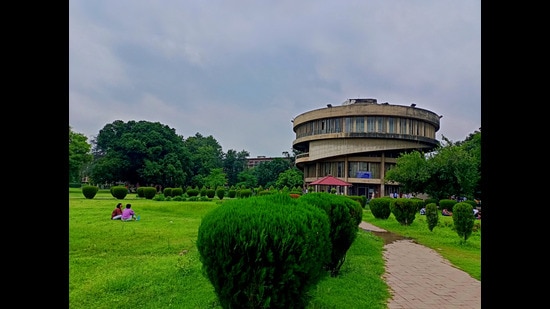 Students, faculty and alumni of Panjab University too cannot help but give in to their cravings for delicious monsoon staples at their favourite hangout addas on campus. (Photos: Ravi Kumar/Subhashree Nanda/HT)