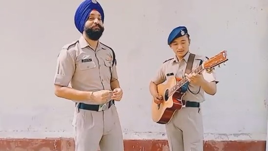 The image has been taken from the viral video that shows two ITBP personnel's soulful rendition of Rahat Fateh Ali Khan's Afreen Afreen. &nbsp;(Twitter/@ITBP_official)