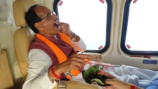 Madhya Pradesh chief minister Shivraj Singh Chouhan eats 'paan' after attending an election meeting, in Panna, Bundelkhand.(PTI) Madhya Pradesh chief minister Shivraj Singh Chouhan eats 'paan' after attending an election meeting, in Panna, Bundelkhand.(PTI)