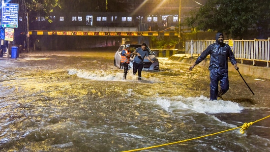 The India Meteorological Department (IMD) issued an orange alert warning of heavy to very heavy showers at isolated places in the city and neighbouring districts for the next 24 hours.(PTI)