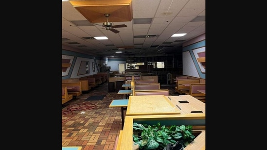 The image shows the ‘vintage’ Burger King restaurant found behind a wall at a Delaware mall(Twitter/@RealJezebelley)