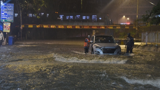 "All money gone down the drain. #Kingscircle, #GandhiMarket #Matunga flooded as always during #MumbaiRains. Nothing seems to work here. The Holding Tanks, the pumps, bigger drains..Seems the Only time it won't flood, will be when if doesn't Rain," a citizen tweeted.(HT Photo/Vijay Bate)