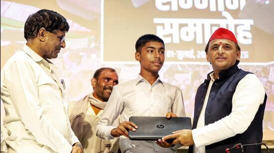 Samajwadi Party chief Akhilesh Yadav at the laptop distribution ceremony. (ANI PHOTO)