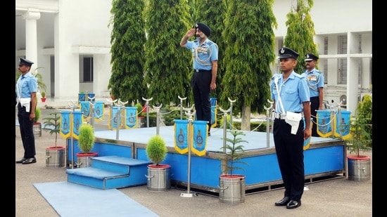 Air Marshal AP Singh being presented a ceremonial guard of honour at CAC headquarters in Prayagraj on Friday. (HT PHOTO)